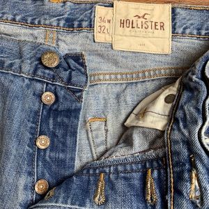HOLLISTER distressed light wash jeans size 34/32